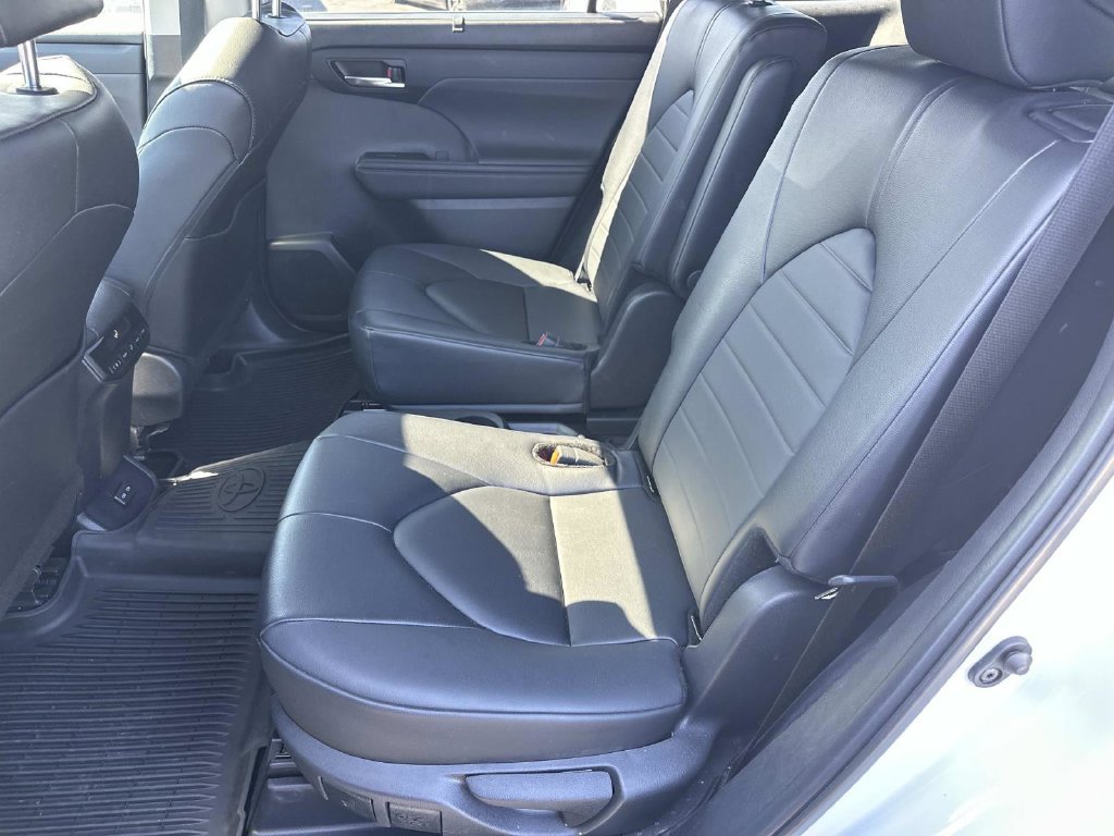 Used 2024 Toyota Highlander XLE AWD/4WD image 12