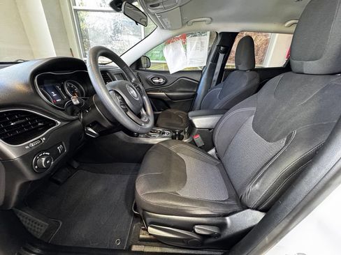Used 2019 Jeep Cherokee Latitude w/ Popular Appearance Group AWD/4WD image 19