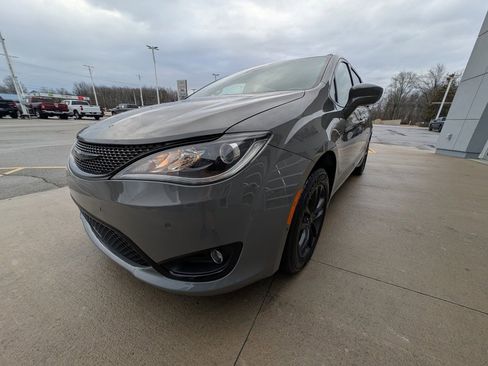 Used 2020 Chrysler Pacifica Touring-L w/ Advanced Safetytec Group image 8