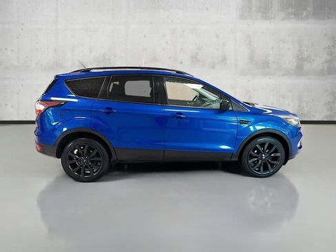 Used 2018 Ford Escape SE w/ SE Sport Appearance Package image 4