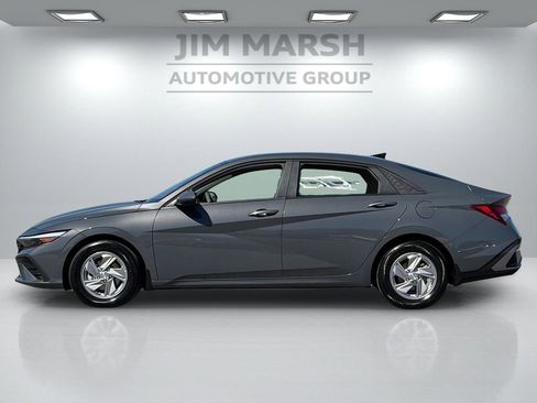 Used 2025 Hyundai Elantra SE FWD image 3