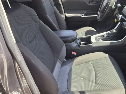 Used 2022 Toyota RAV4 LE FWD image 17