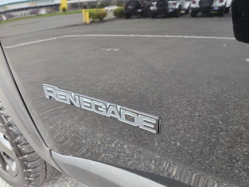 Used 2017 Jeep Renegade Altitude AWD/4WD image 11