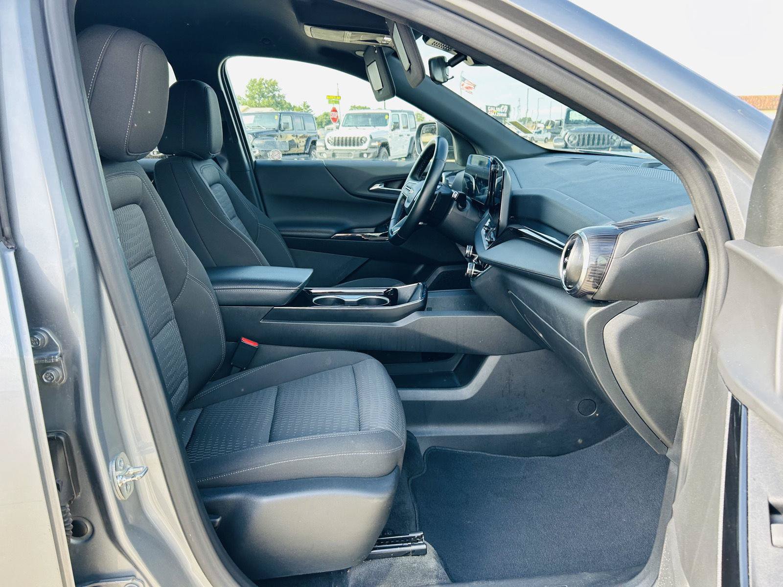 Used 2025 Chevrolet Equinox LT FWD image 32