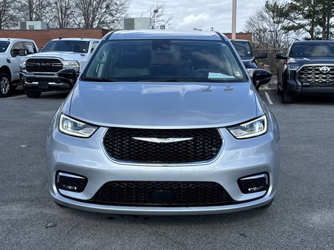 Used 2024 Chrysler Pacifica Touring-L image 3