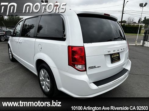 Used 2018 Dodge Grand Caravan SE FWD image 4