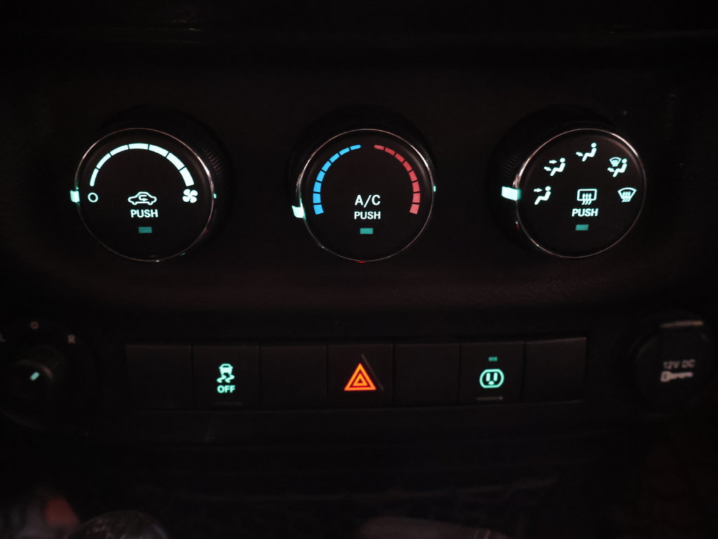 Used 2018 Jeep Wrangler Unlimited Sahara w/ Connectivity Group AWD/4WD image 25