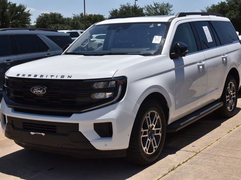 Certified 2025 Ford Expedition Active AWD/4WD image 2