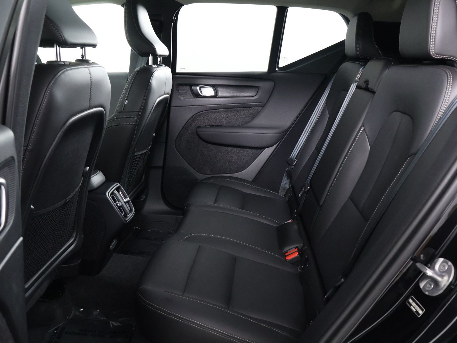 Certified 2026 Volvo XC40 B5 Plus AWD/4WD image 32