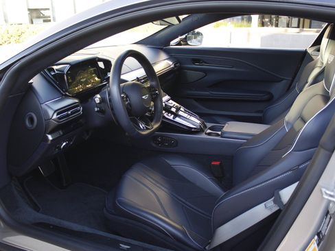 Used 2025 Aston Martin V8 Vantage Coupe RWD image 4