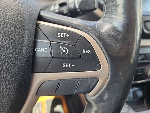 Used 2016 Jeep Cherokee Latitude w/ Cold Weather Group AWD/4WD image 26