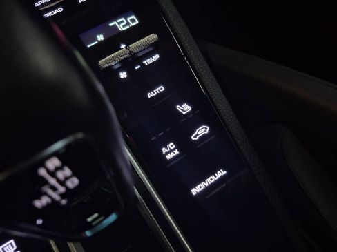 Used 2022 Porsche Cayenne Platinum Edition image 17