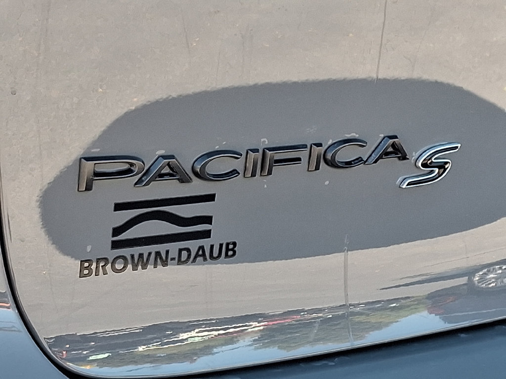 Used 2025 Chrysler Pacifica Limited FWD image 5