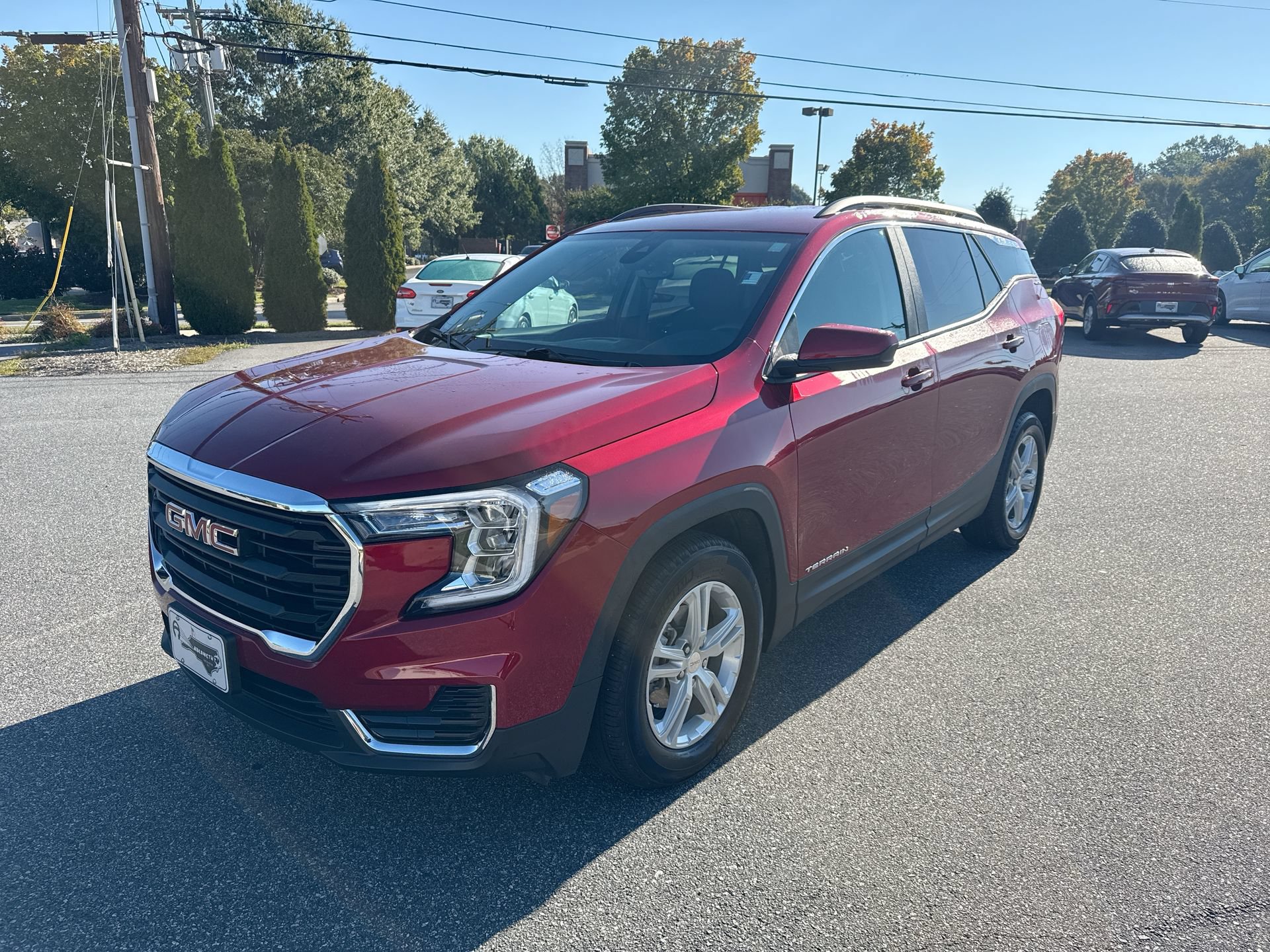 Used 2024 GMC Terrain SLE w/ Driver Convenience Package FWD image 3
