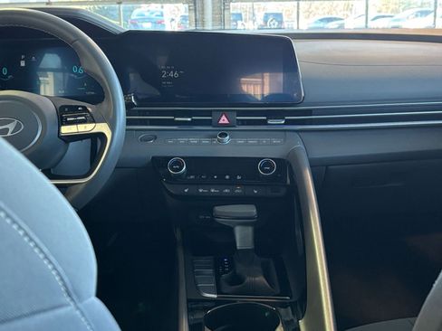 Used 2025 Hyundai Elantra SEL image 23