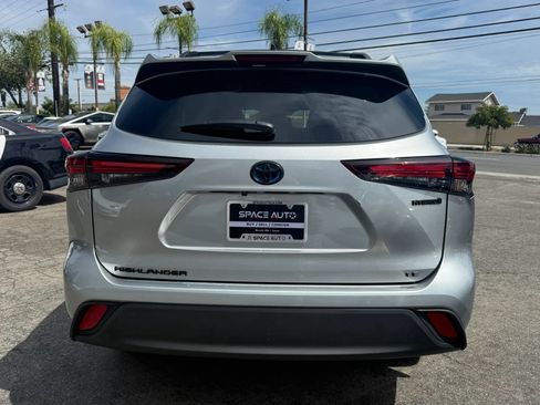 Used 2024 Toyota Highlander LE FWD image 5