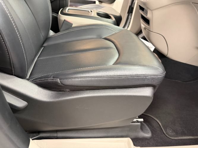 Used 2024 Chrysler Pacifica Touring-L FWD image 36