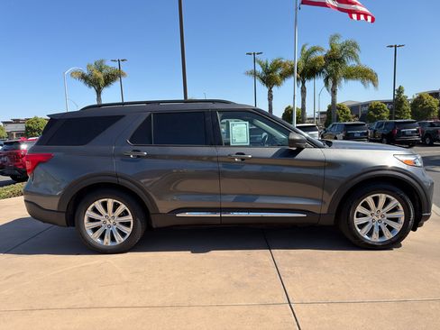 Used 2020 Ford Explorer XLT w/ Equipment Group 202A RWD image 4