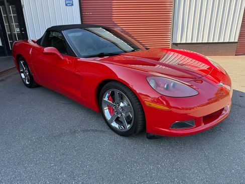 Used 2006 Chevrolet Corvette Coupe w/ Preferred Equipment Group RWD image 2