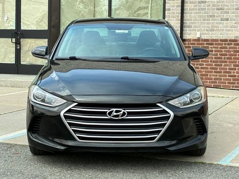 Used 2017 Hyundai Elantra SE w/ Cargo Package FWD image 2