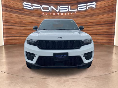 Used 2025 Jeep Grand Cherokee Altitude AWD/4WD image 10