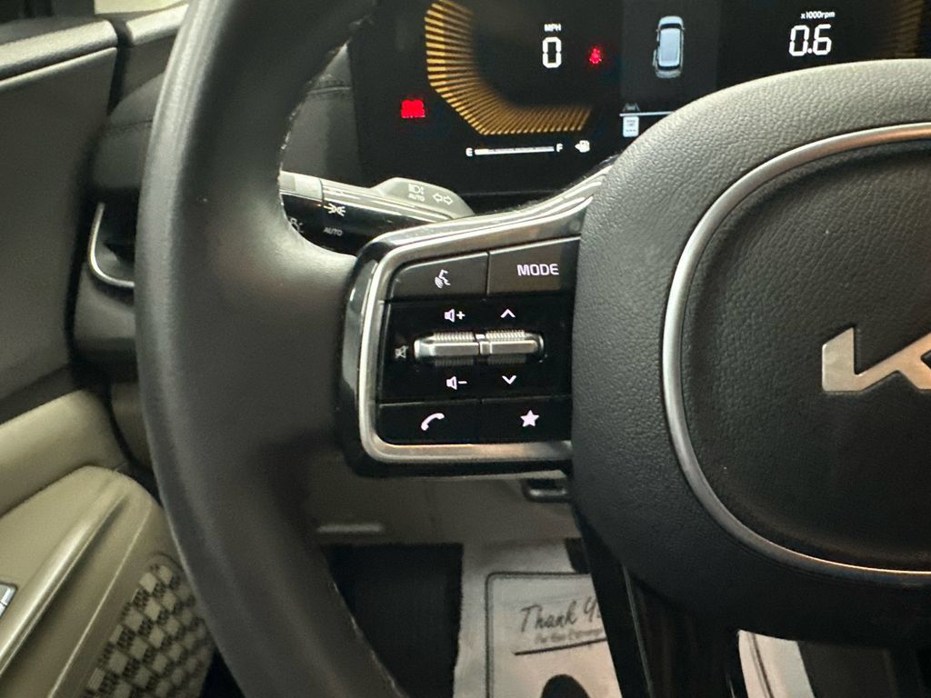 Used 2025 Kia Carnival EX FWD image 27