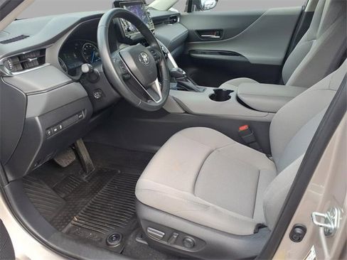 Used 2023 Toyota Venza LE image 16