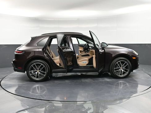 Certified 2025 Porsche Macan AWD/4WD image 36