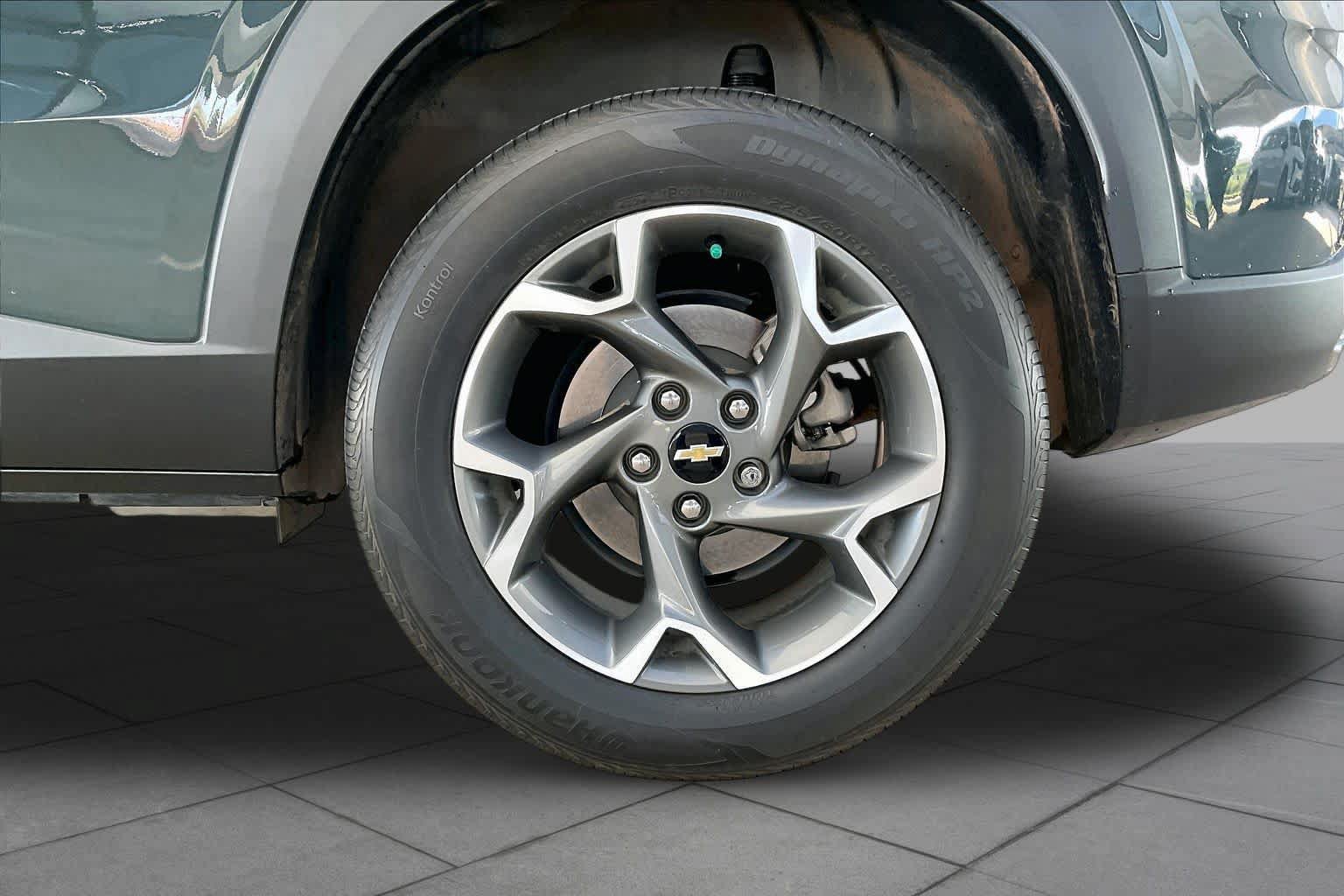 Used 2025 Chevrolet Trax LT w/ LPO, Blackout Package FWD image 12
