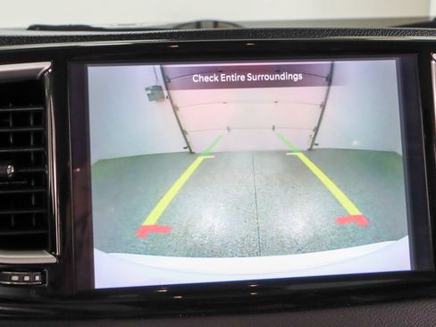 Used 2023 Chrysler Pacifica Touring-L image 18