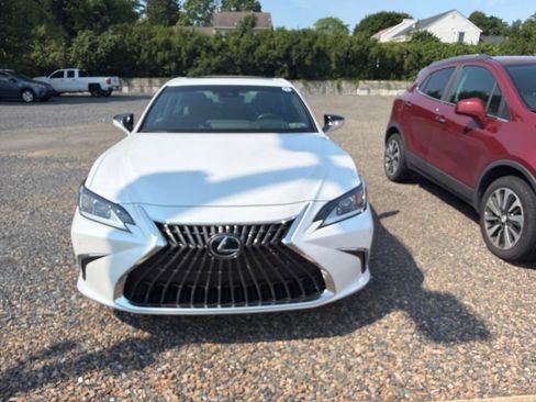 Used 2025 Lexus ES 350 w/ Premium Package FWD image 2