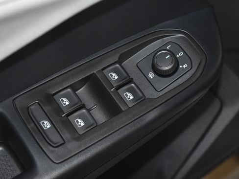 New 2025 Volkswagen Taos SE image 4