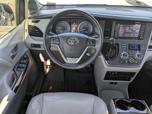 Used 2018 Toyota Sienna XLE Premium image 17