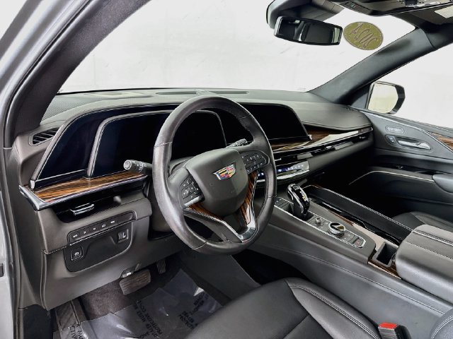 Used 2024 Cadillac Escalade Luxury AWD/4WD image 10