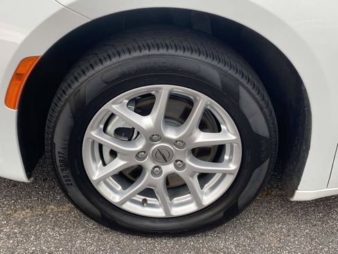 Used 2023 Chrysler Pacifica Touring-L FWD image 12