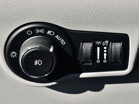 Used 2022 Jeep Compass Latitude w/ Sun and Sound Group AWD/4WD image 38