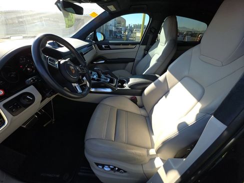 Used 2020 Porsche Cayenne Turbo S image 5