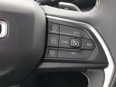 Used 2023 Jeep Grand Cherokee Laredo image 21