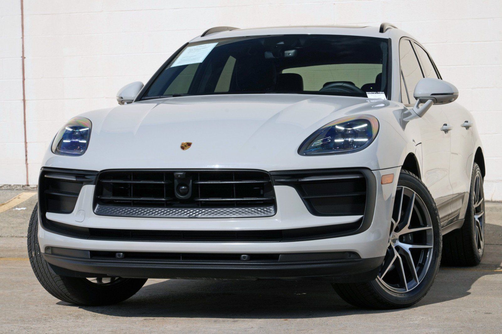 Used 2025 Porsche Macan AWD/4WD image 3