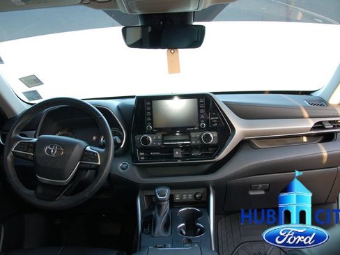 Used 2022 Toyota Highlander XLE FWD image 18