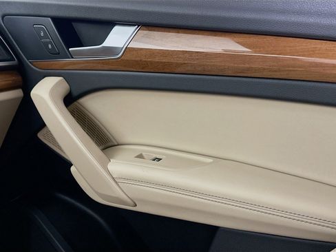 Used 2024 Audi Q5 e Premium Plus w/ Premium Plus Package image 16