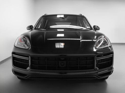 Certified 2023 Porsche Cayenne Turbo S AWD/4WD image 8