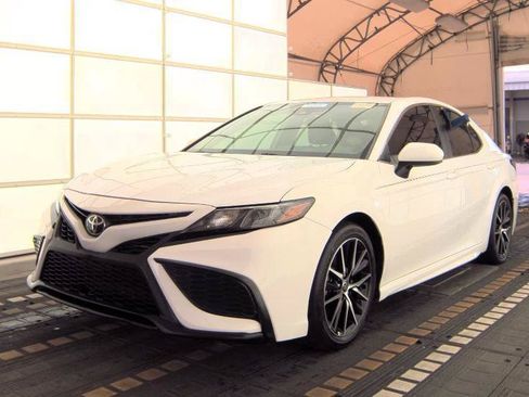 Used 2021 Toyota Camry SE FWD image 5