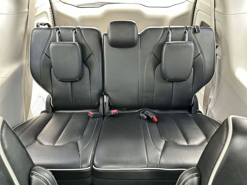 Used 2023 Chrysler Pacifica Limited FWD image 18