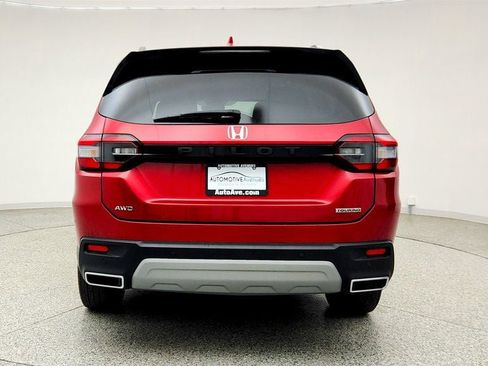 Used 2025 Honda Pilot Touring image 6
