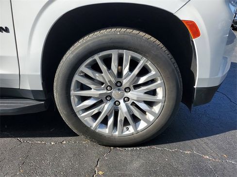 Used 2024 Chevrolet Suburban RST w/ Luxury Package image 5