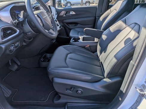 New 2026 Chrysler Pacifica Select image 12