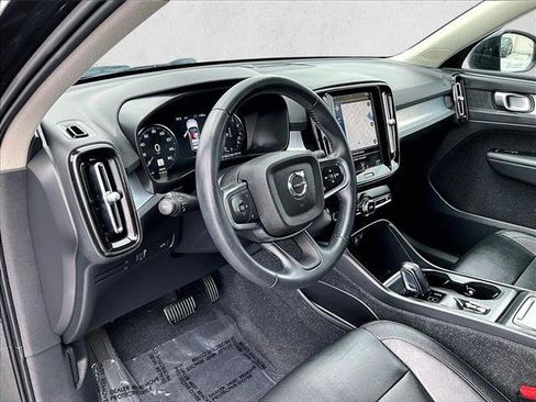 Used 2021 Volvo XC40 T4 Momentum w/ Premium Package image 14