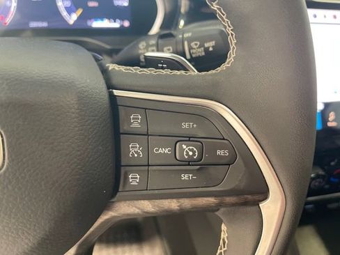 Used 2023 Jeep Grand Cherokee Limited w/ Luxury Tech Group II AWD/4WD image 9