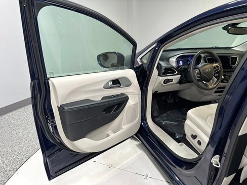 Used 2018 Chrysler Pacifica Touring Plus FWD image 9